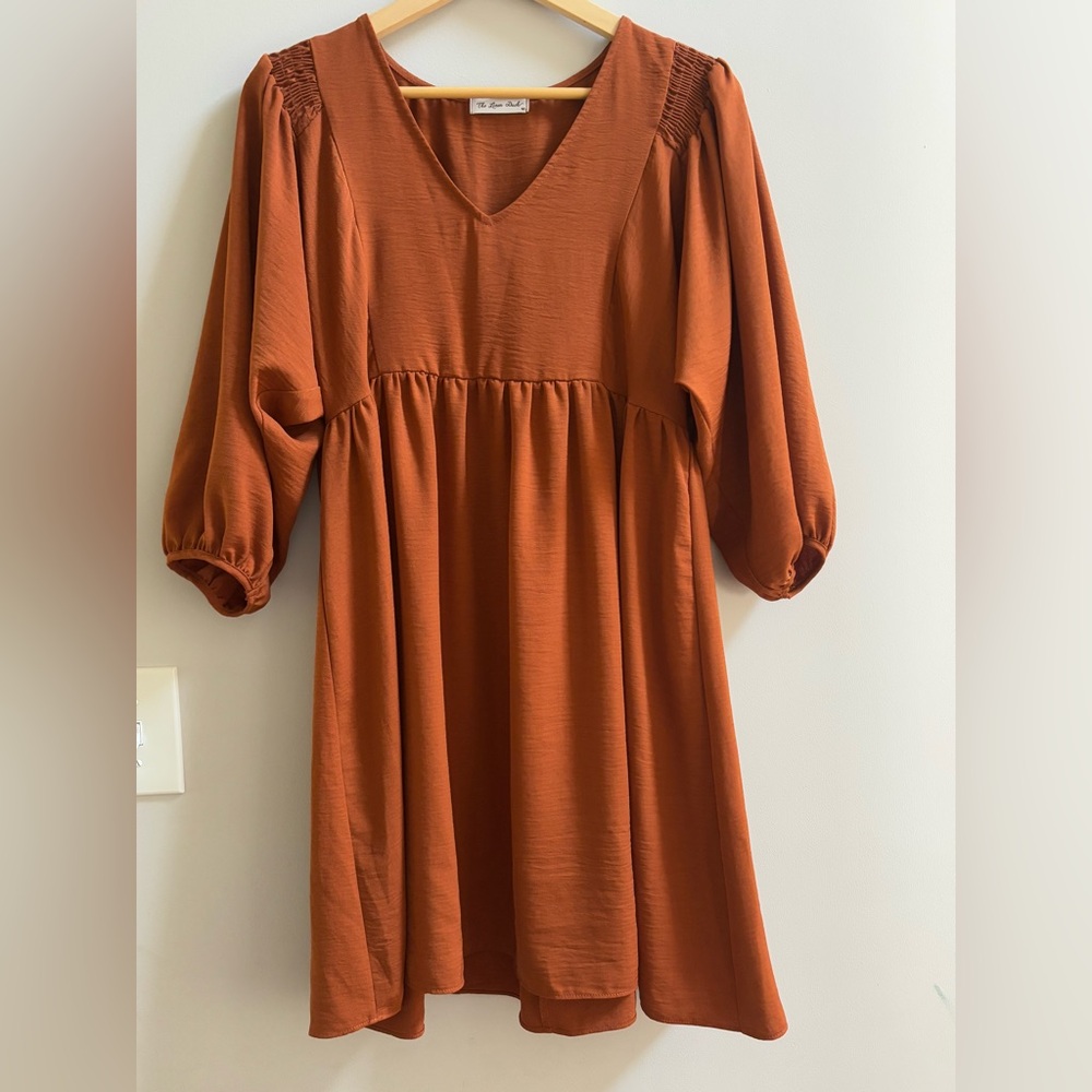 The Linen Duck Women's Long Sleeve V-Neck Peasant Dress in rust orange Size M